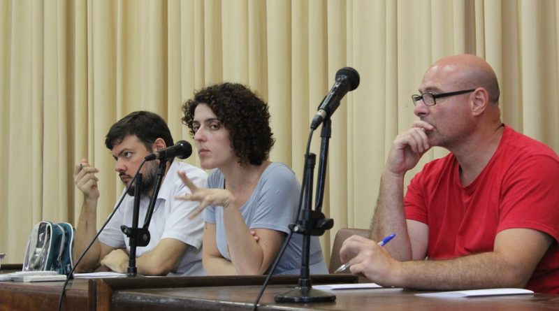 Mesa da assembleia foi composta pela coordenação geral da Assufrgs-Sindicato (Frederico Bartz, Mariane Quadros e João Ribeiro da Cunha Neto)