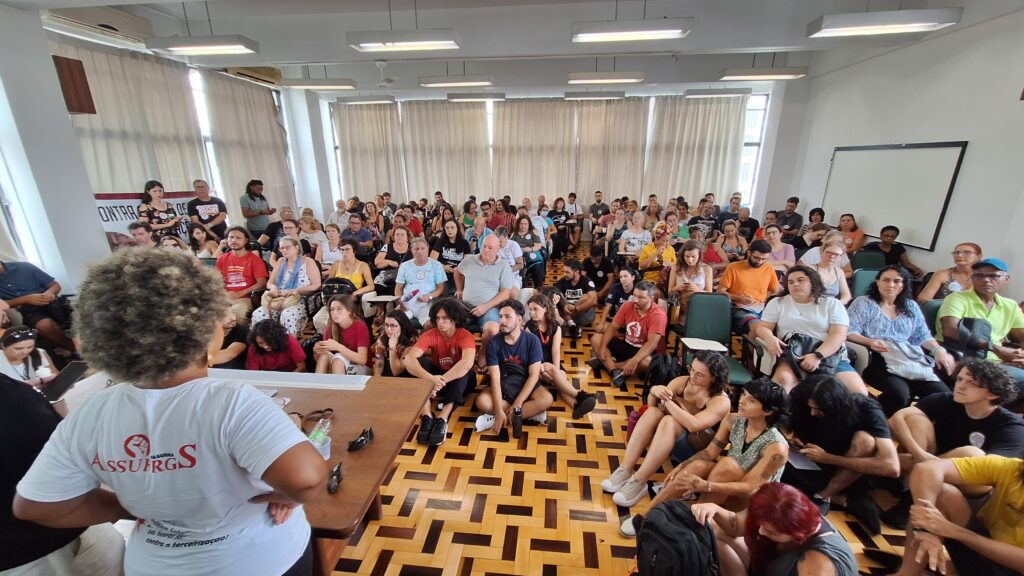 Assembleia Geral de greve reúne mais de 200 pessoas, ratifica agenda de luta e detalha conjuntura da greve