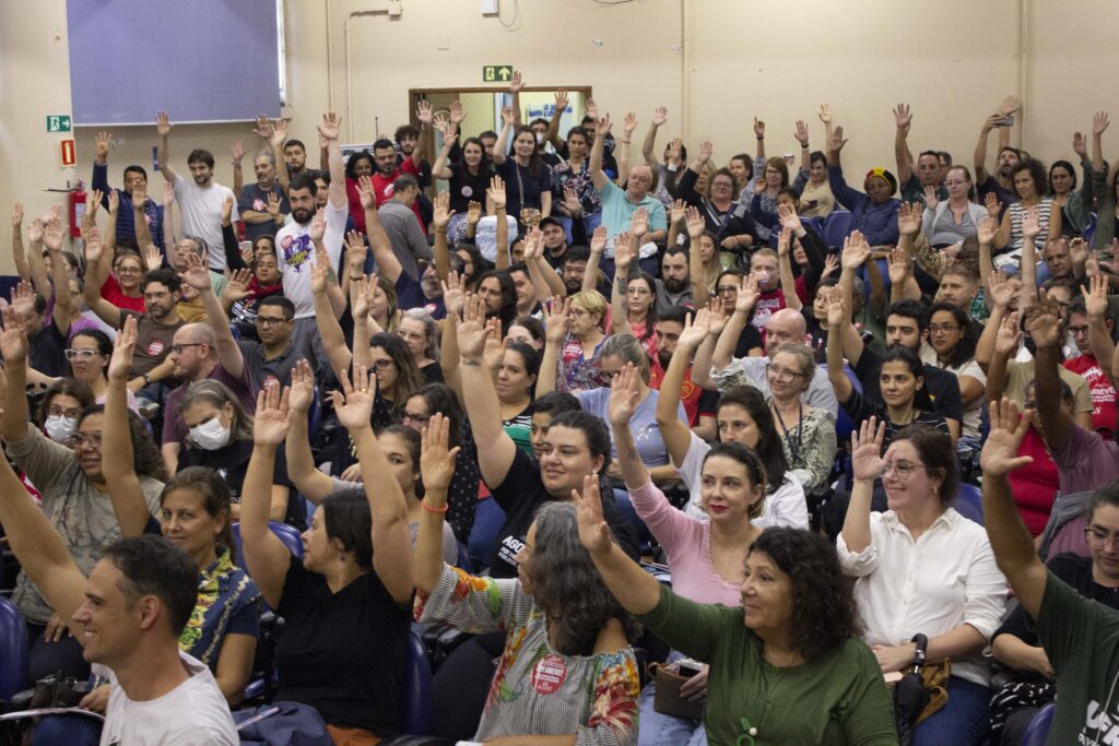 Assembleia Geral de Greve aprova reajuste dos benefícios e continuidade da greve por salário e carreira